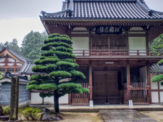 Eingangstor des Empukuji Zen Kloster in Japan
