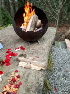 Feuer Ritual bei der Beerdigung mit Trauerredner Schweizer Zen Meister Vater Reding