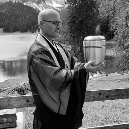 Abdankungsredner Glarus Obersee Zen Mönch Marcel Reding