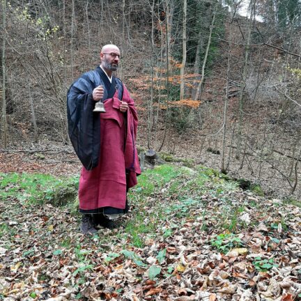 Asche verstreuen im Bachtobel - Feldmeilen Herrliberg - Trauerredner - Zen Meister Reding