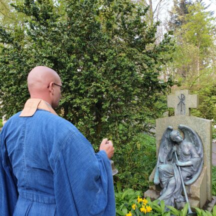 Zeremonienmeister für die Beerdigung - Zen Meister Vater Reding