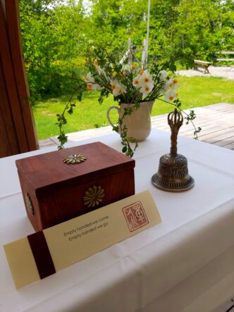 Japanische Beerdigung mit Zen Mönch als Trauerredner