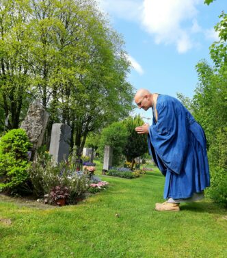 Urnenbeisetzung mit Trauerredner Abt Reding aus dem Honora Zen Kloster
