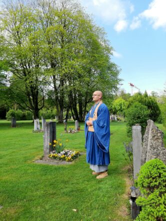 Zeremonienleiter Abt Reding führt durch die Beerdigung
