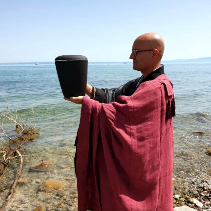Zeremonielle Bestattung mit Abschiedsredner - Zen Meister Vater Reding