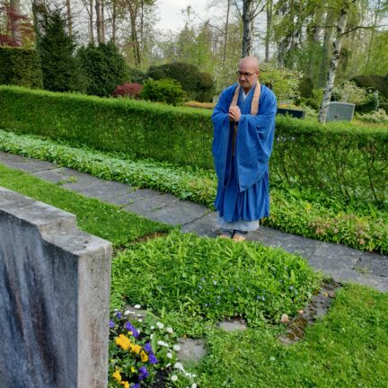 Gräbersegnung und Totengedenken mit Zen Mönch Vater Reding