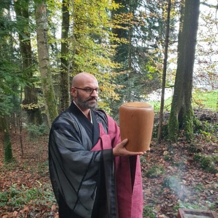 Beisetzung im Friedwald - Abschiedsfeier mit Bestattungsredner Zen Meister Reding