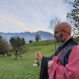Trauerfeier im Freien - Beerdigung Redner Zen Meister Vater Reding