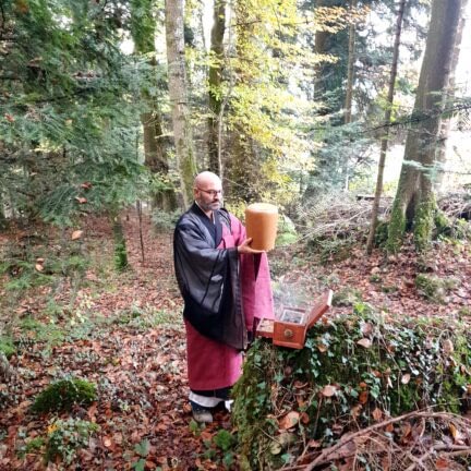 Naturbestattung im Wald mit Trauerredner - Zen Meister Vater Reding