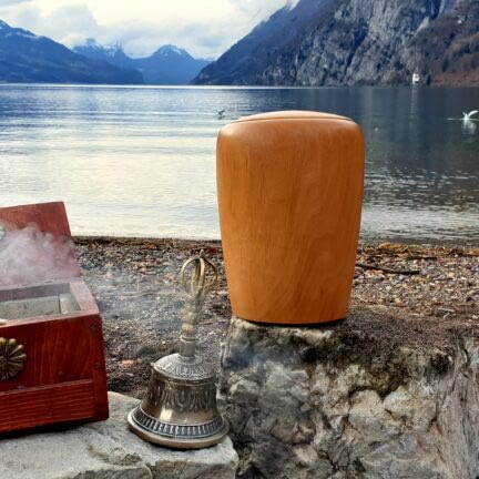 Asche verstreuen Walensee - Ostschweiz - Trauerredner Zen Meister Vater Reding