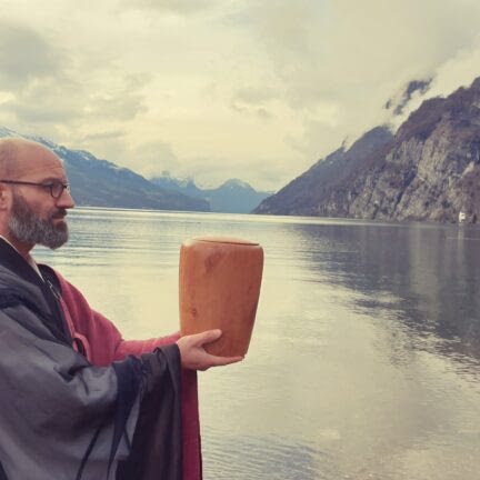 Asche verstreuen Walensee - Ostschweiz - Trauerredner Zen Meister Vater Reding