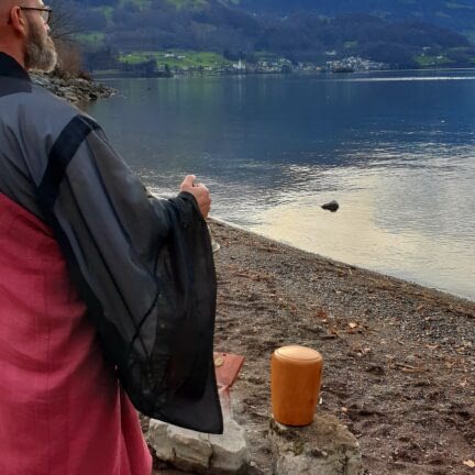 Asche verstreuen Walensee - Ostschweiz - Trauerredner Zen Meister Vater Reding