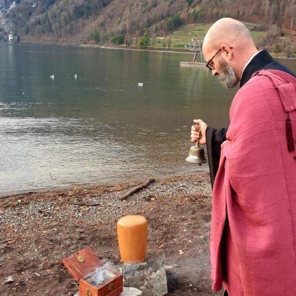 Asche verstreuen Walensee - Ostschweiz - Trauerredner Zen Meister Vater Reding