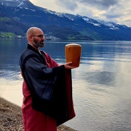 Asche verstreuen Walensee - Ostschweiz - Trauerredner Zen Meister Vater Reding