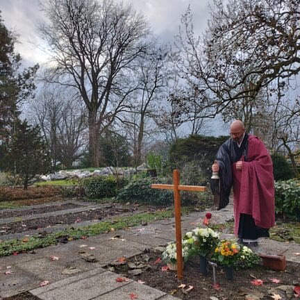 Erdbestattung mit Trauerredner - Zen Meister Reding