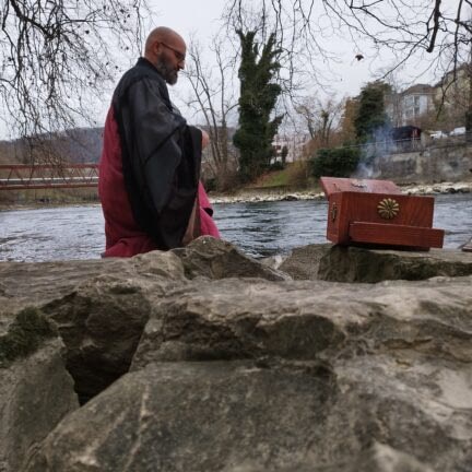 Asche verstreuen am Fluss - Limmat Baden - Trauerredner - Zen Meister Vater Reding