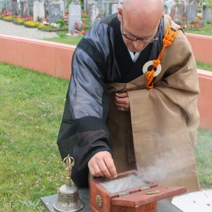 Abschiedsrituale bei der Trauerfeier mit Trauerredner Zen Meister Vater Reding