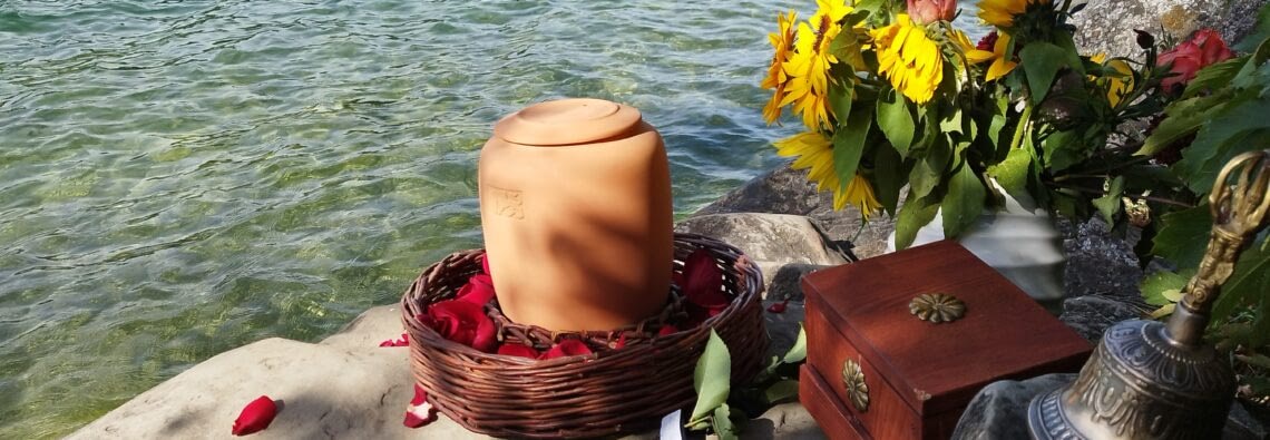 Asche verstreuen am Ägerisee bei der Trauerfeier mit Redner Zen Vater Meister Reding