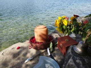 Asche verstreuen am &Auml;gerisee bei der Trauerfeier mit Redner Zen Vater Meister Reding