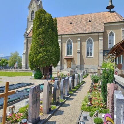 Bennau Einsiedeln Trauerredner und Abschiedsredner für die Beerdigung - Zen Meister Vater Reding