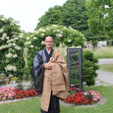 Beerdigung nach Kirchenaustritt - Konfessionslose Trauerfeier mit Trauerredner Zen Vater Meister Reding