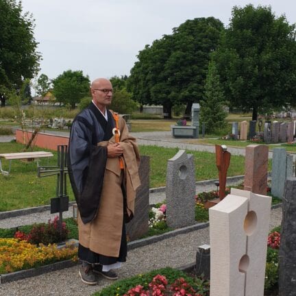 Beerdigung nach Kirchenaustritt - Konfessionslose Trauerfeier mit Trauerredner Zen Vater Meister Reding