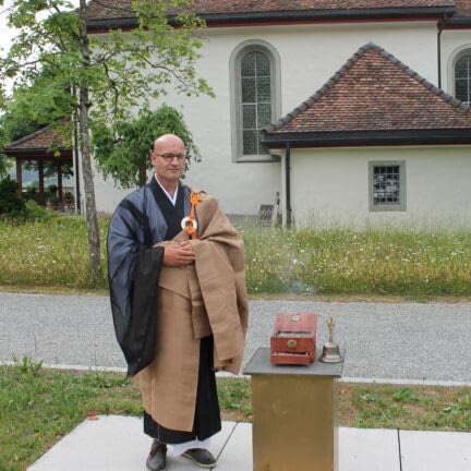 Beerdigungszeremonie und Trauerfeier mit Abschiedsredner - Zen Meister Vater Reding