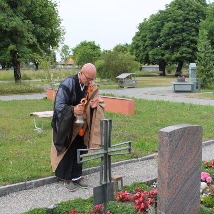 Beerdigungszeremonie und Trauerfeier mit Abschiedsredner - Zen Meister Vater Reding