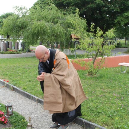 Freie Trauerfeier mit Trauerredner Zen Meister Vater Reding