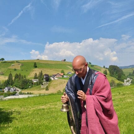 Bennau Einsiedeln Trauerredner und Abschiedsredner für die Beerdigung - Zen Meister Vater Reding