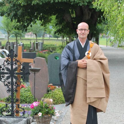 Reichenburg Siebnen Wangen Trauerredner für die Beerdigung Zen Meister Vater Reding