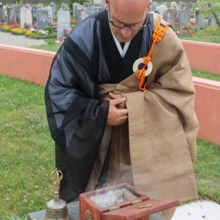 Reichenburg Siebnen Wangen Trauerredner für die Beerdigung Zen Meister Vater Reding