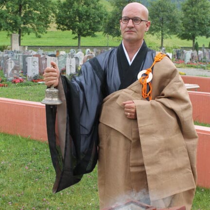 Tuggen Lachen Trauerredner für die Beerdigung mit Redner Zen Meister Vater Reding