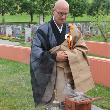 Tuggen Lachen Trauerredner für die Beerdigung mit Redner Zen Meister Vater Reding