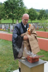 Jahresgedächtnis mit Trauerredner Schweizer Zen Meister Vater Reding