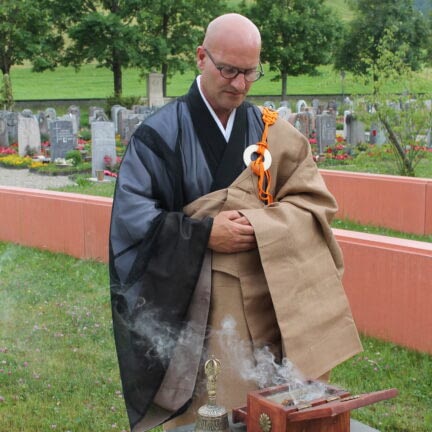 Urnenbeisetzung ohne Pfarrer - Trauerredner Zen Meister Vater Reding führt Sie durch die Beerdigung