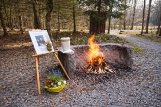 Waldfeuerstelle mit Gedenkaltar