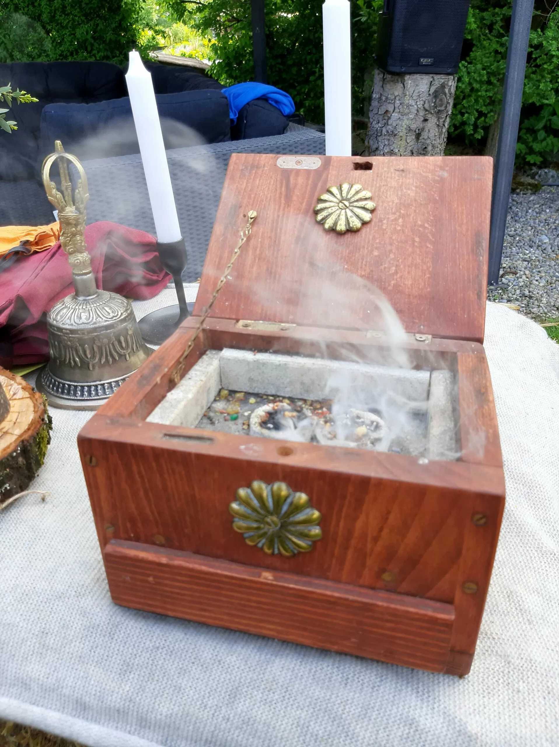 Phönix Ritual bei der Beerdigung - Weihrauch und Sandelholz