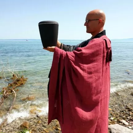 Bodensee Region - Asche verstreuen - Beerdigung mit Trauerredner - Zen Vater Meister Reding