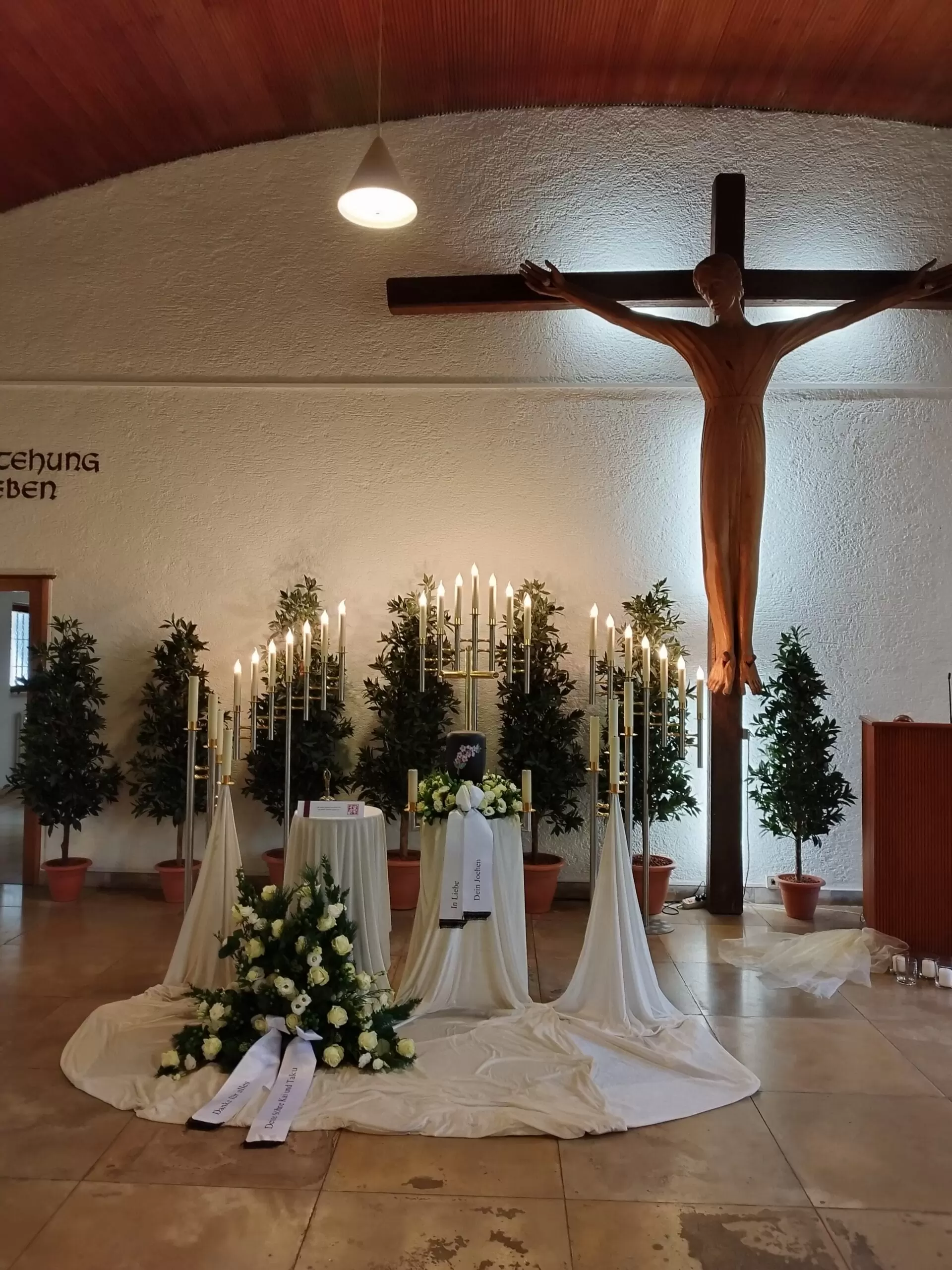 Trauerfeier in der Abdankungshalle mit Abschiedsredner Zen Meister Vater Reding