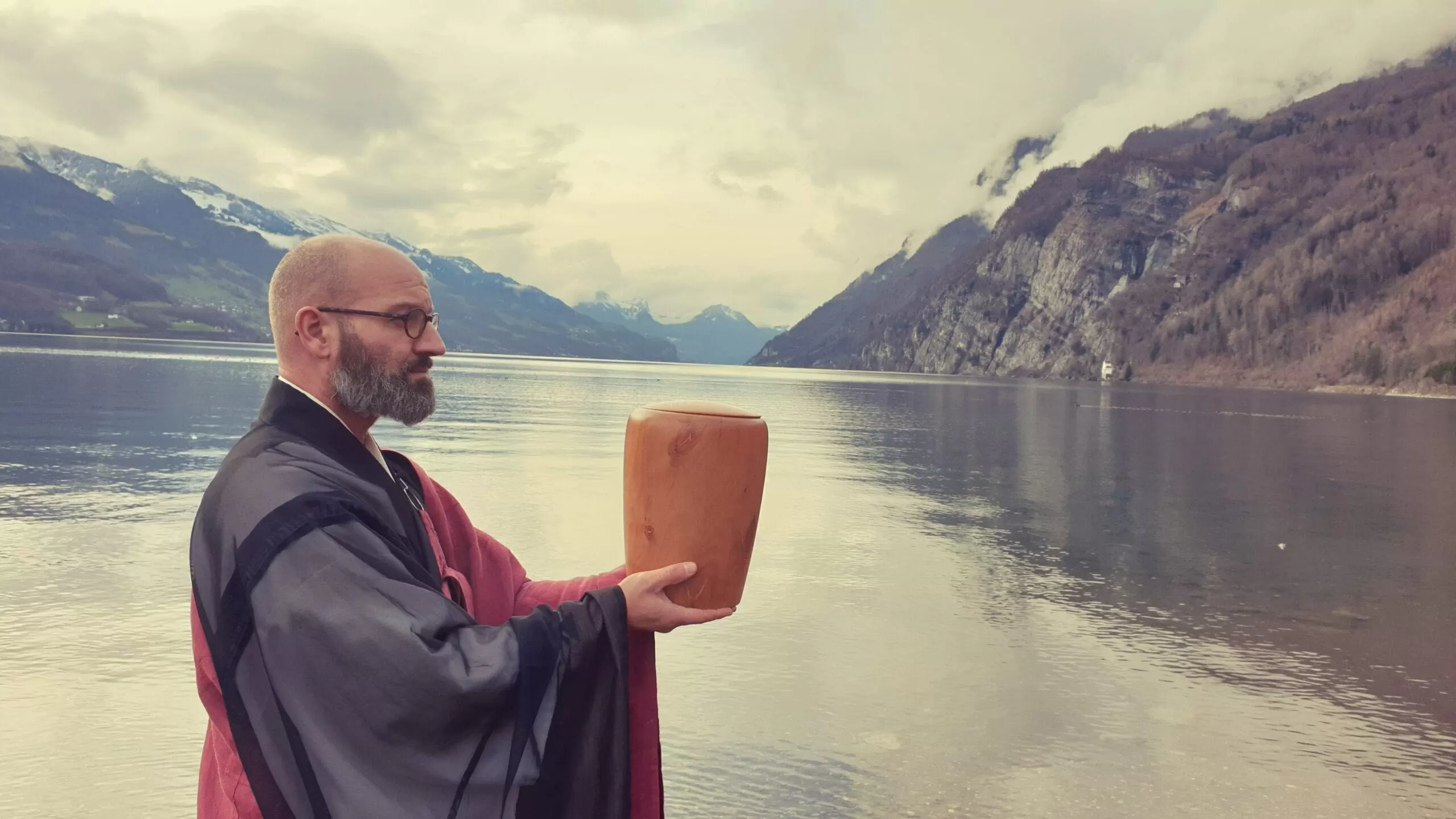 Asche verstreuen Walensee - Ostschweiz - Trauerredner Zen Vater Meister Reding