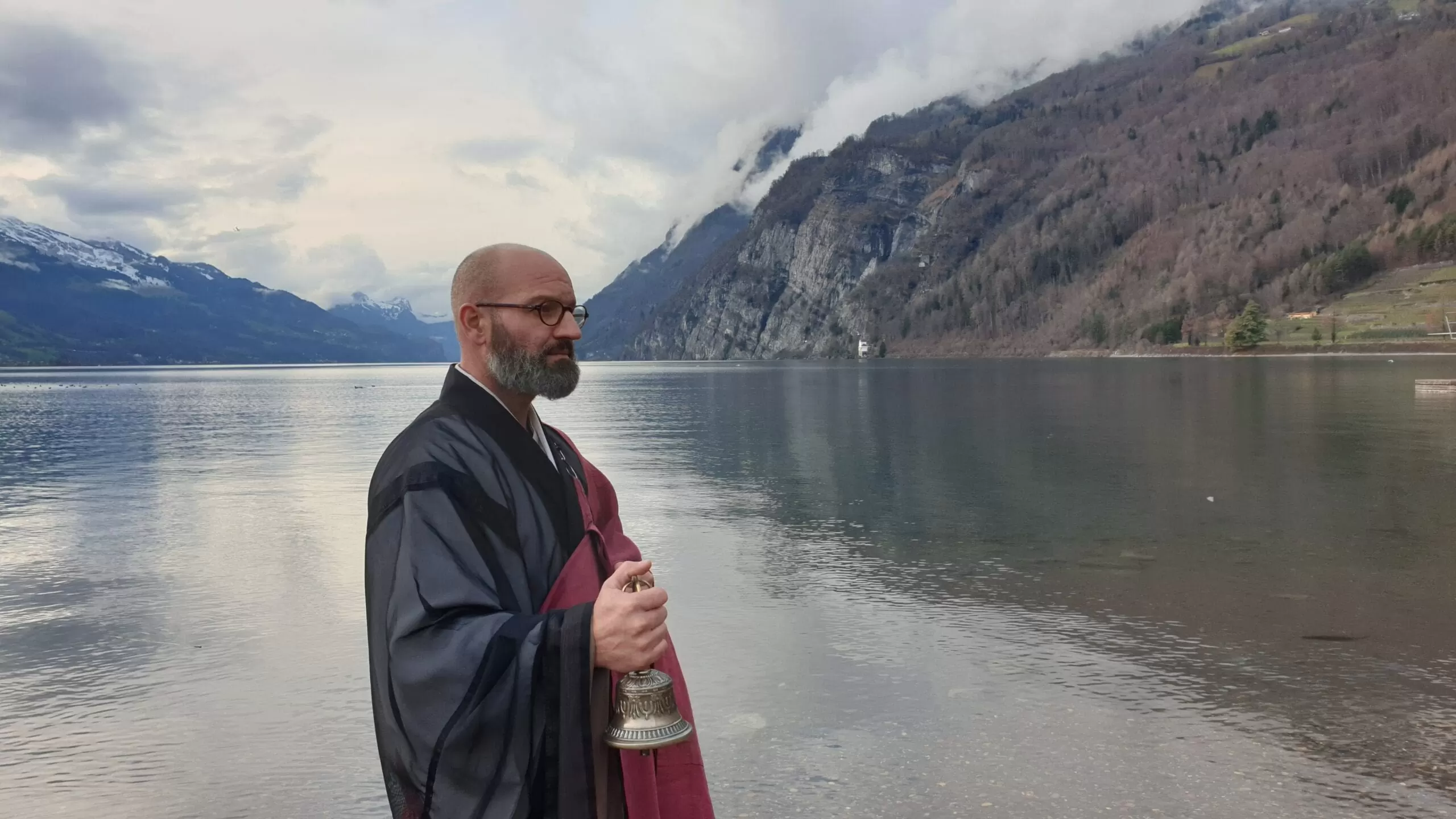 Asche verstreuen Walensee - Ostschweiz - Trauerredner Zen Vater Meister Reding