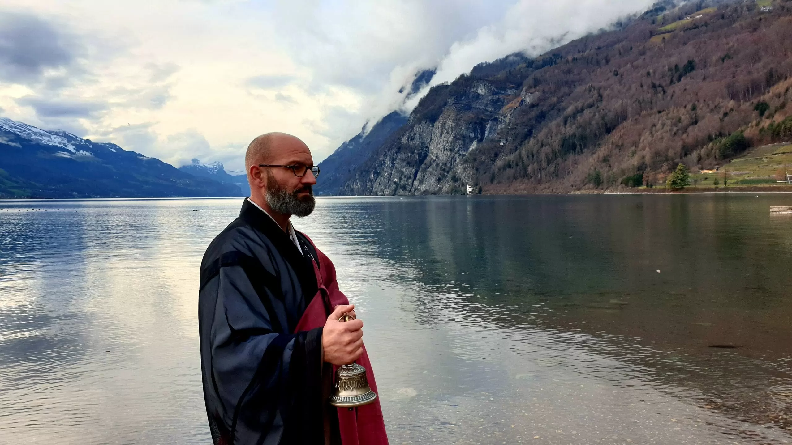 Asche verstreuen Walensee - Ostschweiz - Trauerredner Zen Vater Meister Reding