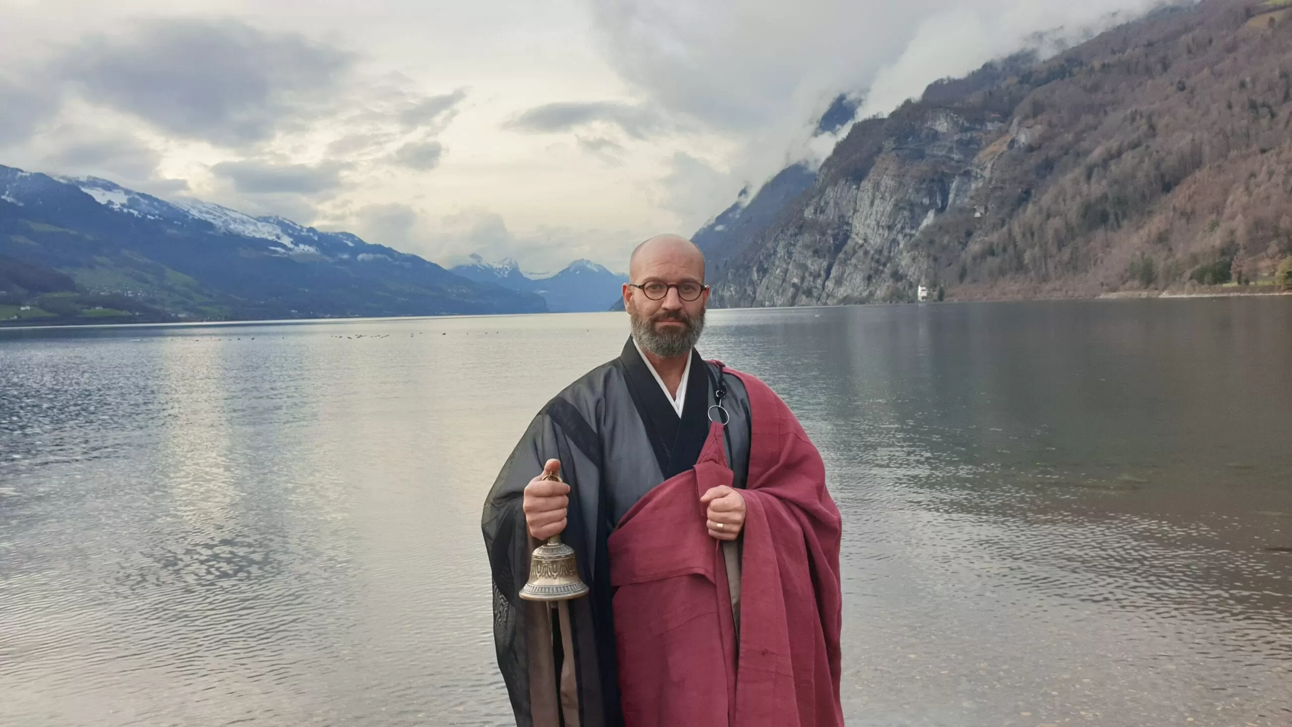 Asche verstreuen Walensee - Ostschweiz - Trauerredner Zen Vater Meister Reding