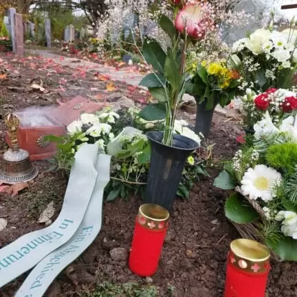 Trauerfeier in der Stadt Zürich - Friedhof Hönggerberg mit Trauerredner - Zen Meister Vater Reding