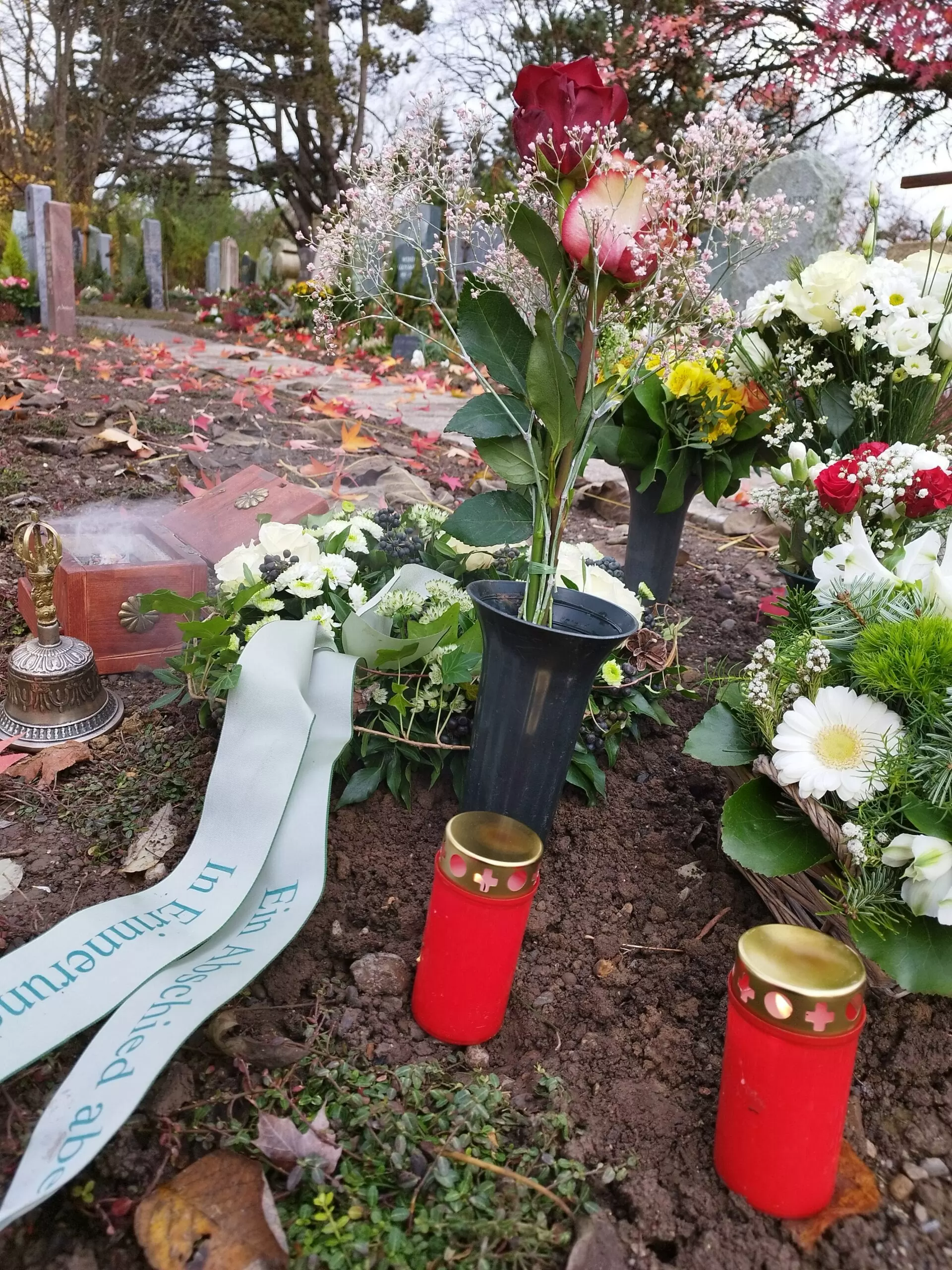 Trauerfeier in der Stadt Zürich - Friedhof Hönggerberg mit Trauerredner - Zen Meister Vater Reding