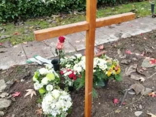 Die Urne beisetzen oder die Asche verstreuen mit Trauerredner - Zen Meister Reding