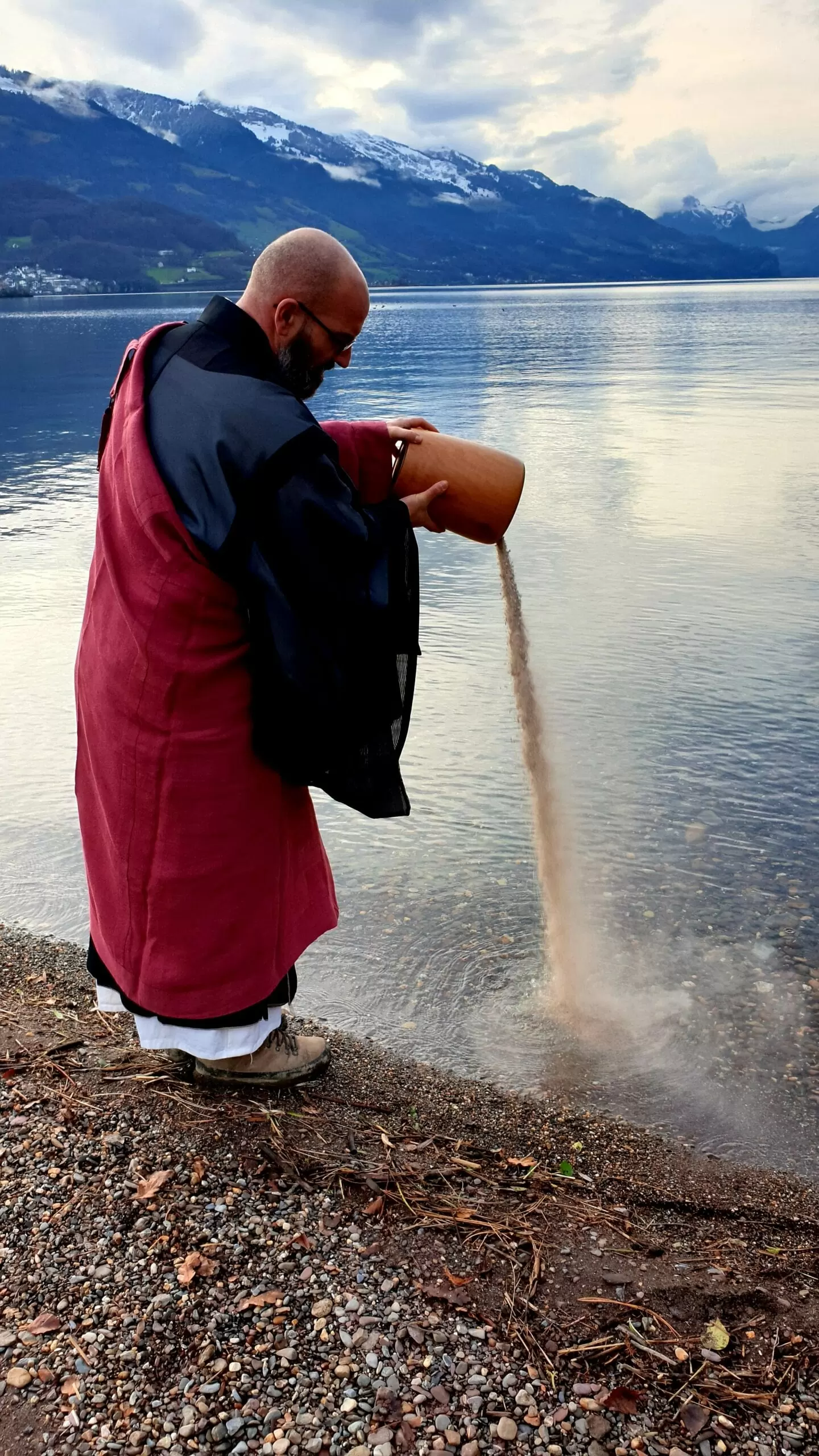 Die Urne beisetzen oder die Asche verstreuen mit Trauerredner - Zen Meister Reding