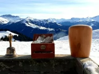 Die Urne beisetzen oder die Asche verstreuen mit Trauerredner - Zen Meister Reding