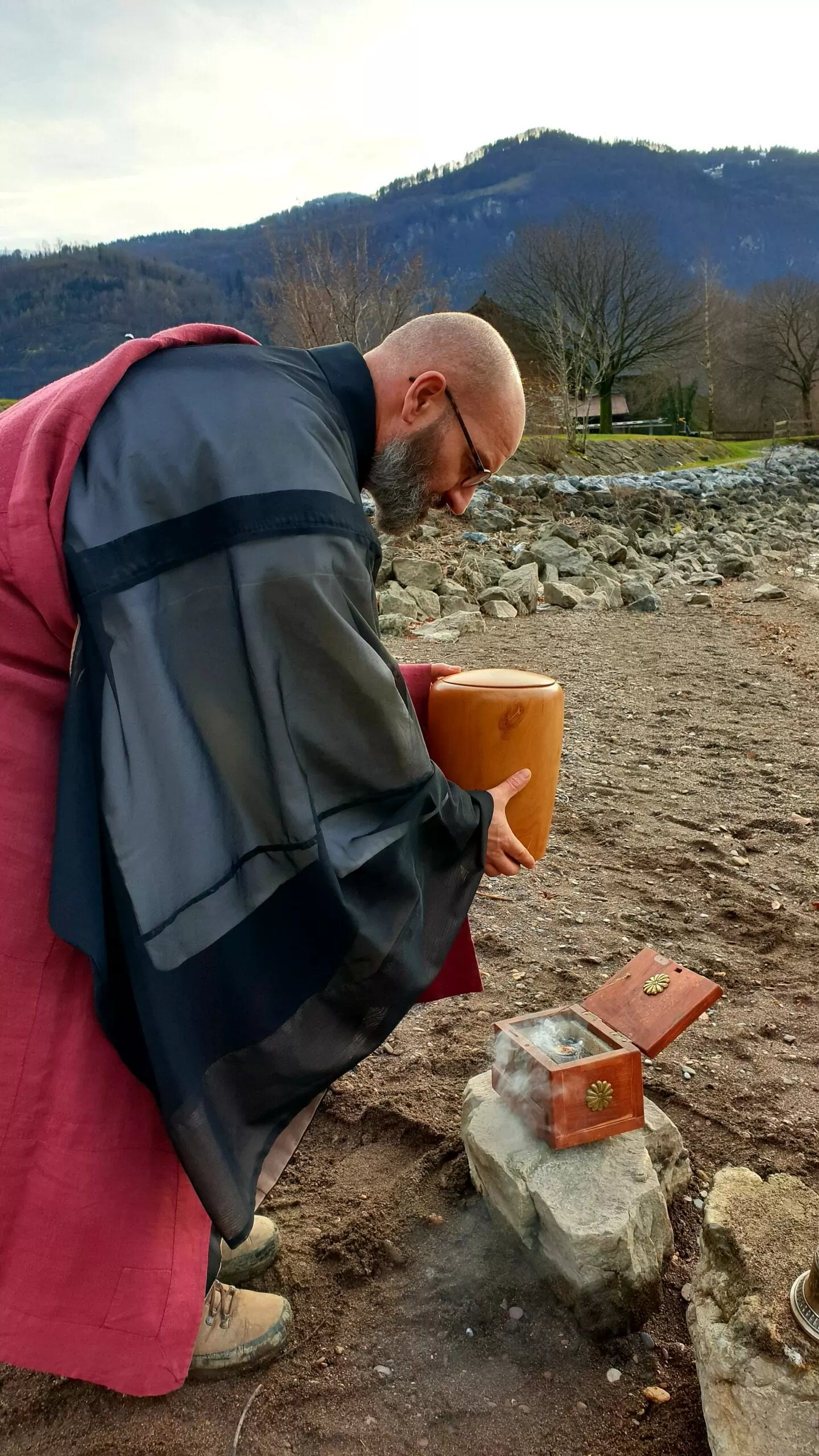 Asche verstreuen Walensee - Ostschweiz - Trauerredner Zen Vater Meister Reding